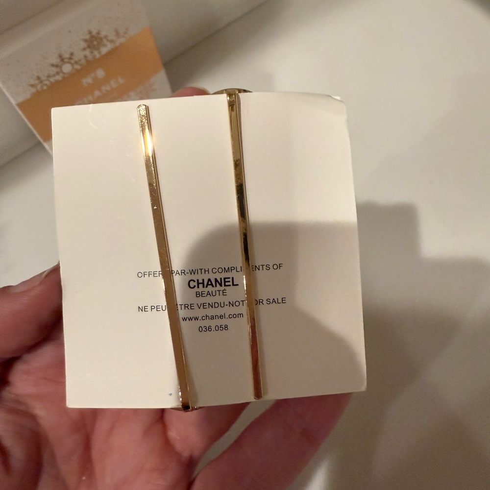 New CHANEL Gold and White Pearl Hair Pins - Picture 9 of 11
